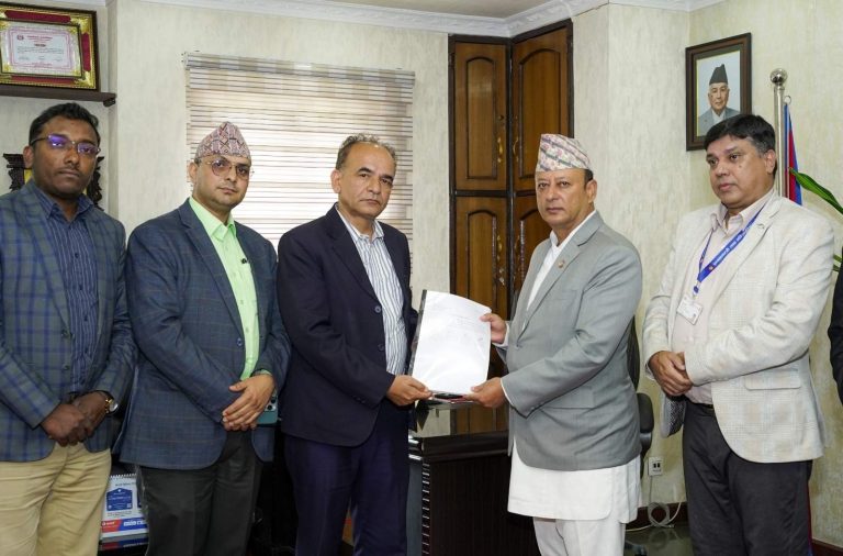 ताप्लेजुङ दुर्घटनाः लापरवाही गर्ने कर्मचारीलाई कारवाही हुन्छ : मन्त्री खड्का
