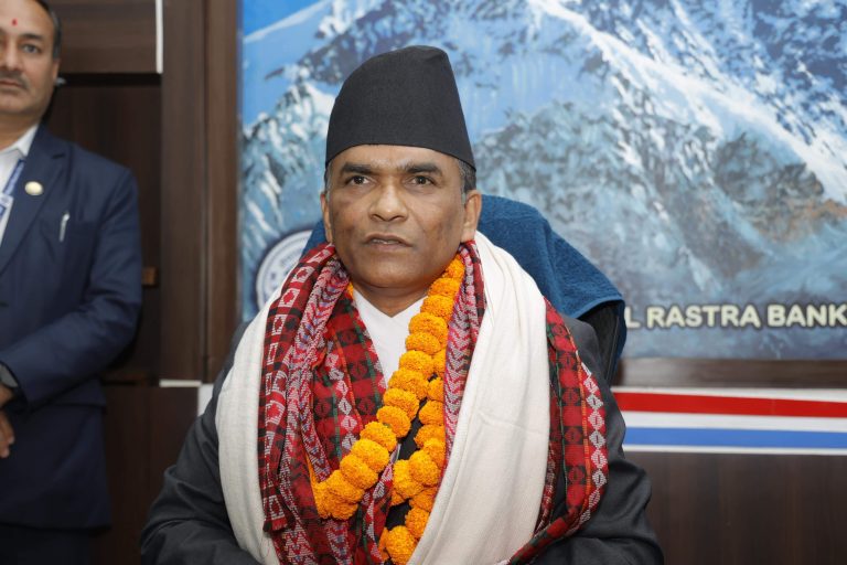 गभर्नर विश्वनाथ पौडेलले गरे पदभार ग्रहण