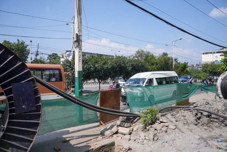 काठमाडौंको व्यस्त सडक क्षेत्रमा विकासका नाममा धराप