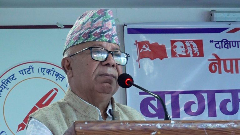 ओलीलाई माधव नेपालको कटाक्ष- कार्यकर्तालाई समर्पित बनाउने हो, ‘झोले’ होइन