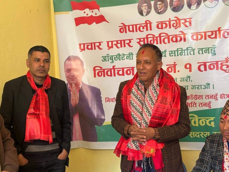 आँबुखैरेनीमा कांग्रेस उम्मेदवार भट्राईको घरदैलो अभियान