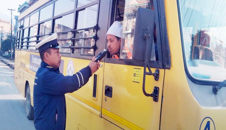 मादक पदार्थ सेवन गरी स्कुल बस चलाउने ५ चालक पक्राउ