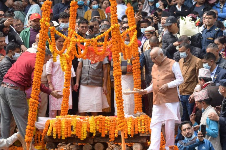 केपी शर्मा ओलीका पिता मोहनप्रसादको अन्त्येष्टि